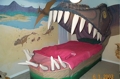Кровать в пасти динозавра.